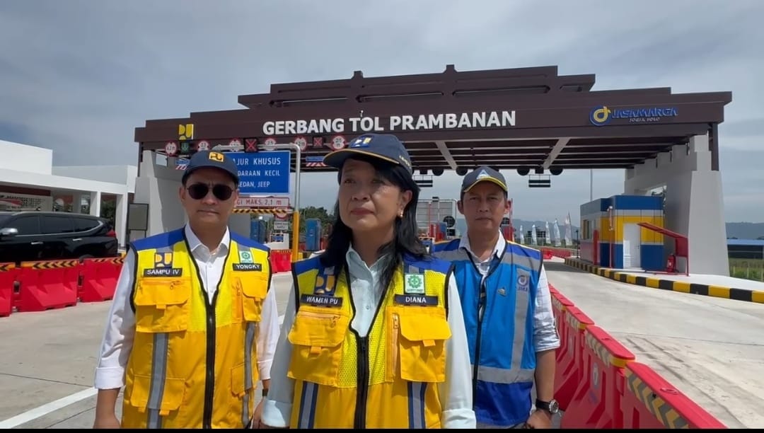 Wamen PU saat memberikan keterangan pads media saat betkunjung ke tol Solo ke Yogya - Dolo- Klaten ( foto : tangkapan layar video birkom.pu)