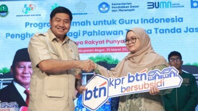 Menteri Ara melakukan serah terima kunci kepada salah seorg Guru di Bekasi ( foto: birkom pkp/ Ristyan)