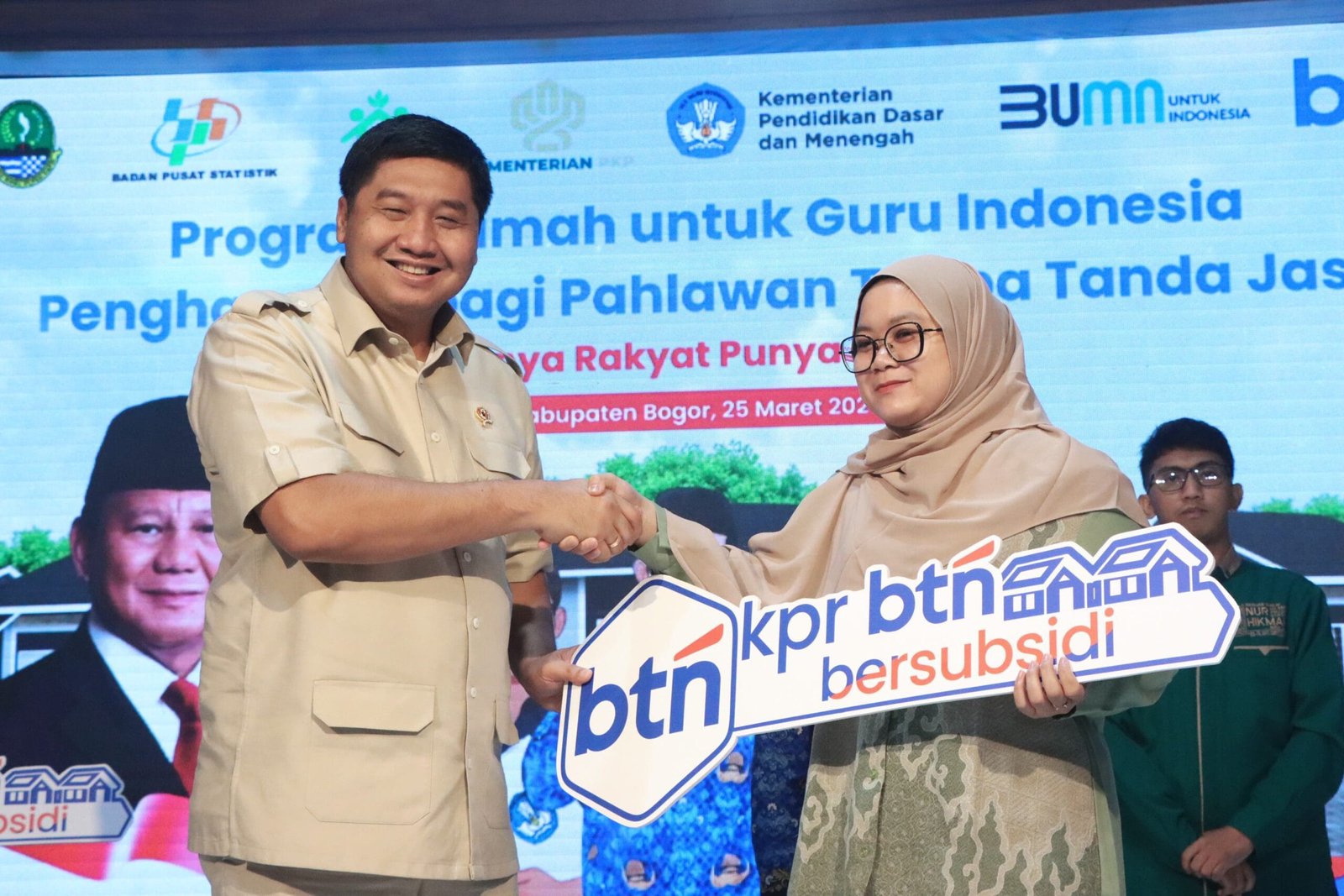 Menteri Ara melakukan serah terima kunci kepada salah seorg Guru di Bekasi ( foto: birkom pkp/ Ristyan)