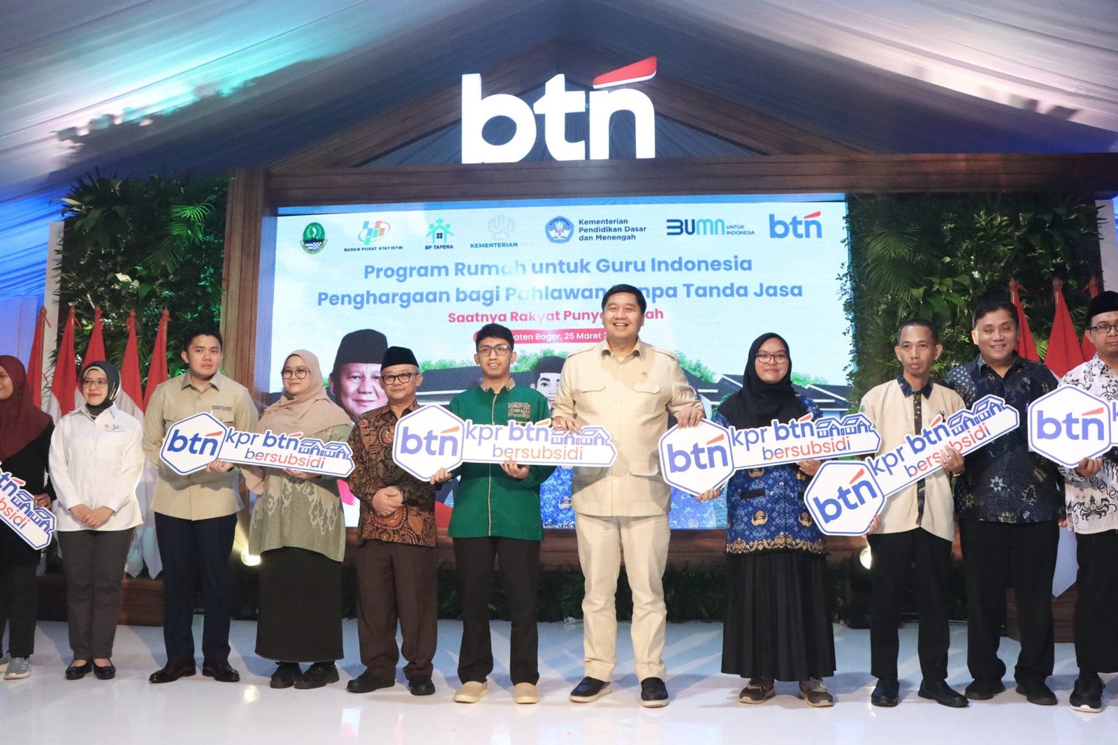 Menteri Ara berpose bersama para penerima kunci rumah secara simbolik didampingi Menteri Tedy ( foto: birkom pkp/ ristyan )