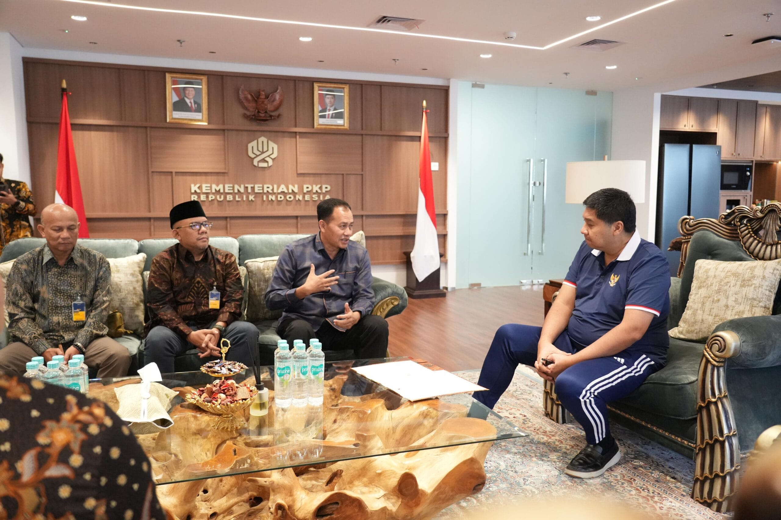 Menteri Ara saat menerima Kepala BPKN Muhamad Mufti Mubarok dikantor PKP Jakarta ( foto: birkom pkp/ Ristyan )