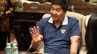 Menteri Ara saat memberi arahan kepada Wamen ekonomi kreatif,Irene Umar dan wamen Kependudukan dan Pembangunan Keluarga ; Ratu Ayu Isyana Bagoes Oka di Kantor PKP ( foto: birkom pkp/ Ristyan )