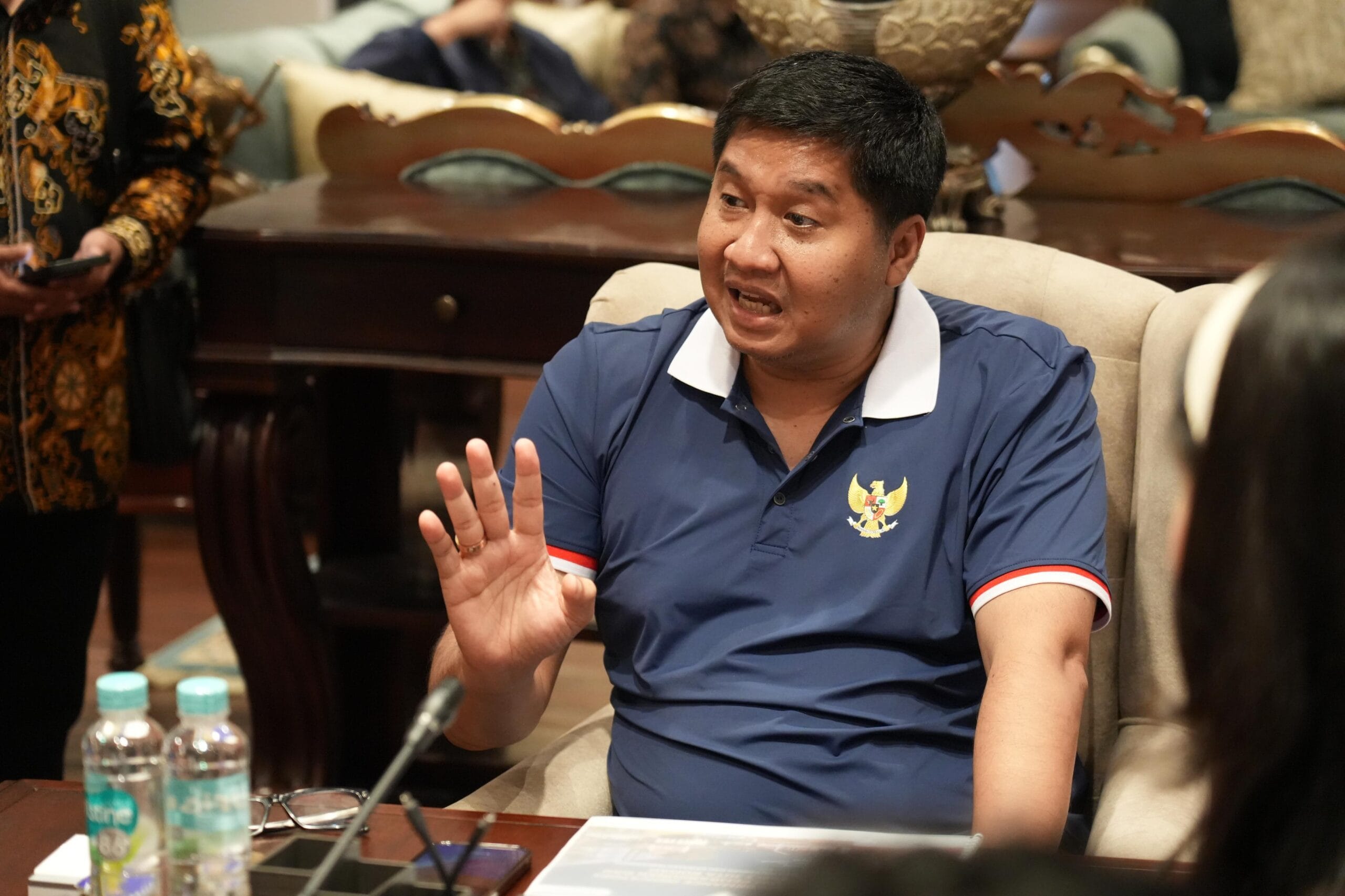 Menteri Ara saat memberi arahan kepada Wamen ekonomi kreatif,Irene Umar dan wamen Kependudukan dan Pembangunan Keluarga ; Ratu Ayu Isyana Bagoes Oka di Kantor PKP ( foto: birkom pkp/ Ristyan )