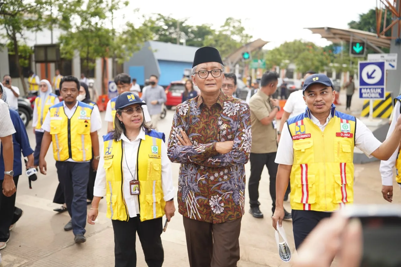 Menteri PU didampingi Kepala BPJN Banten serta Satker saat kunjungan untuk melihat jalan menuju pelabuhan di Banten ( foto: Birkom PU)
