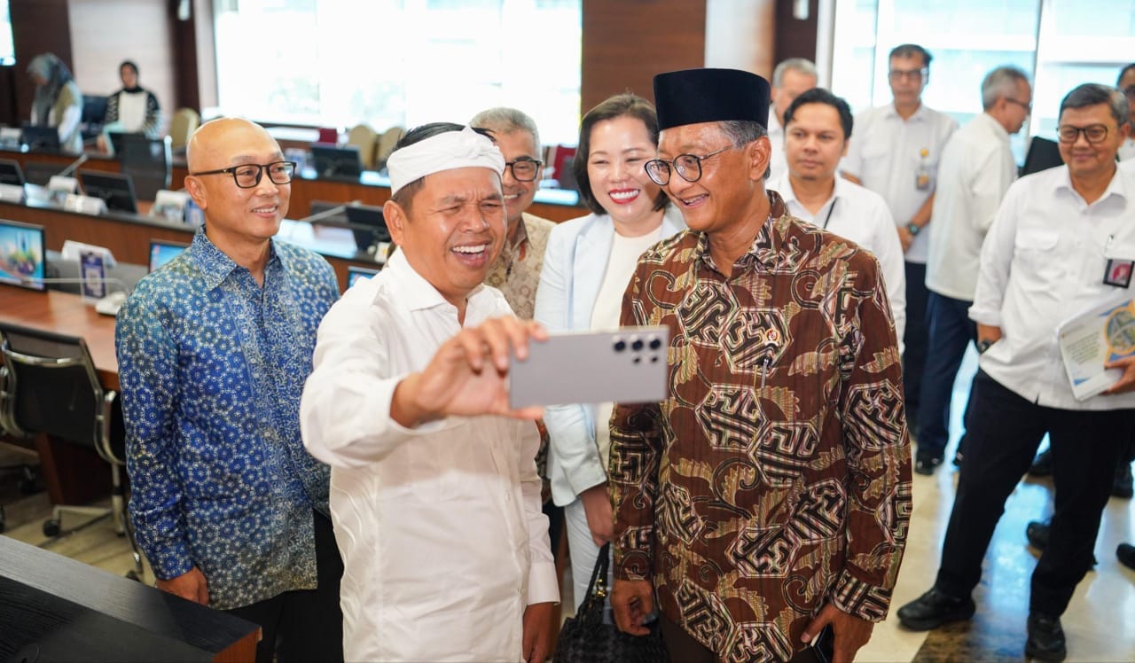 Menteri PU dan Gubernur Jawa Barat mengajak swafoto menteri Dody usai rapat di Kantor PU ( foto : birkom PU )