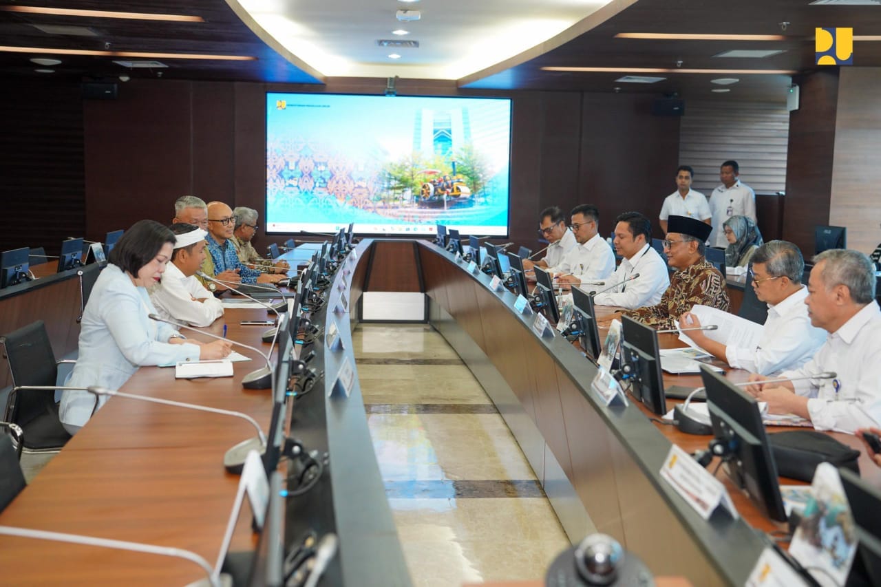 Kunjungan Gubernur Jawa Barat Dedy Mulyadi berserta rombongan diterima Menteri PU membahas pembangunan exit tol sementara di ruas tol Vipali km 87-950/guna memfasilitasi kawasan industri Subang Smartpolitan ( foto : birkom pu)