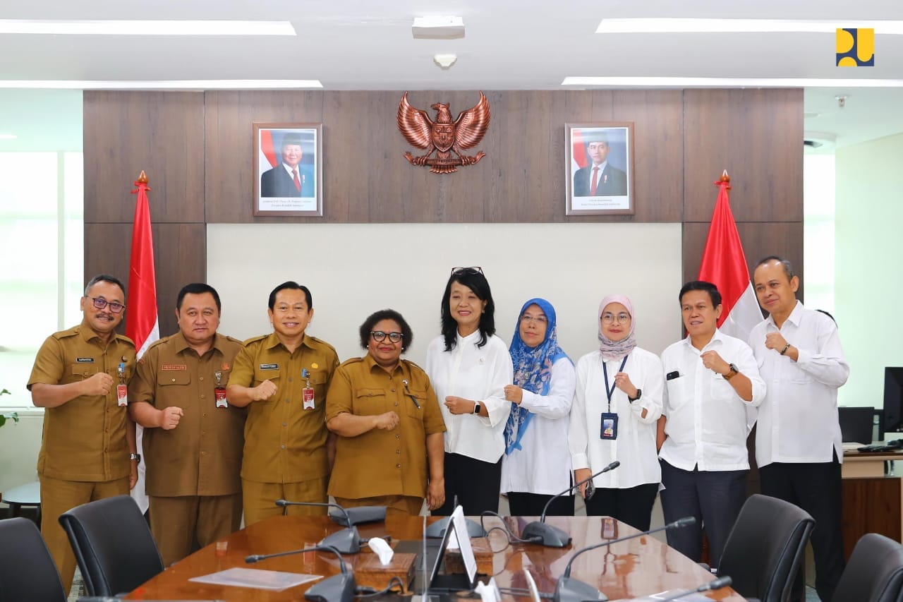 Berfoto bersama dengan Wamen PU dan Wamen dagri usai pertemuan dikantor PU ( birkom.pu)