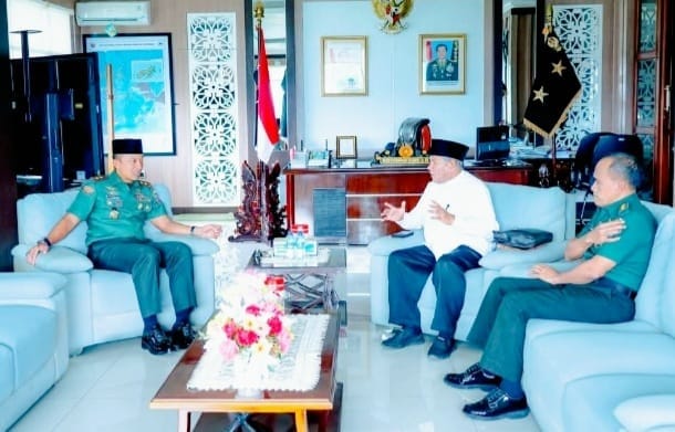 Pangdam XV/Pattimura Mayjen TNI Putranto Gatot Sri Handoyo bersama Ketua MUI Maluku Abdullah Latuapo (foto Istimewa)