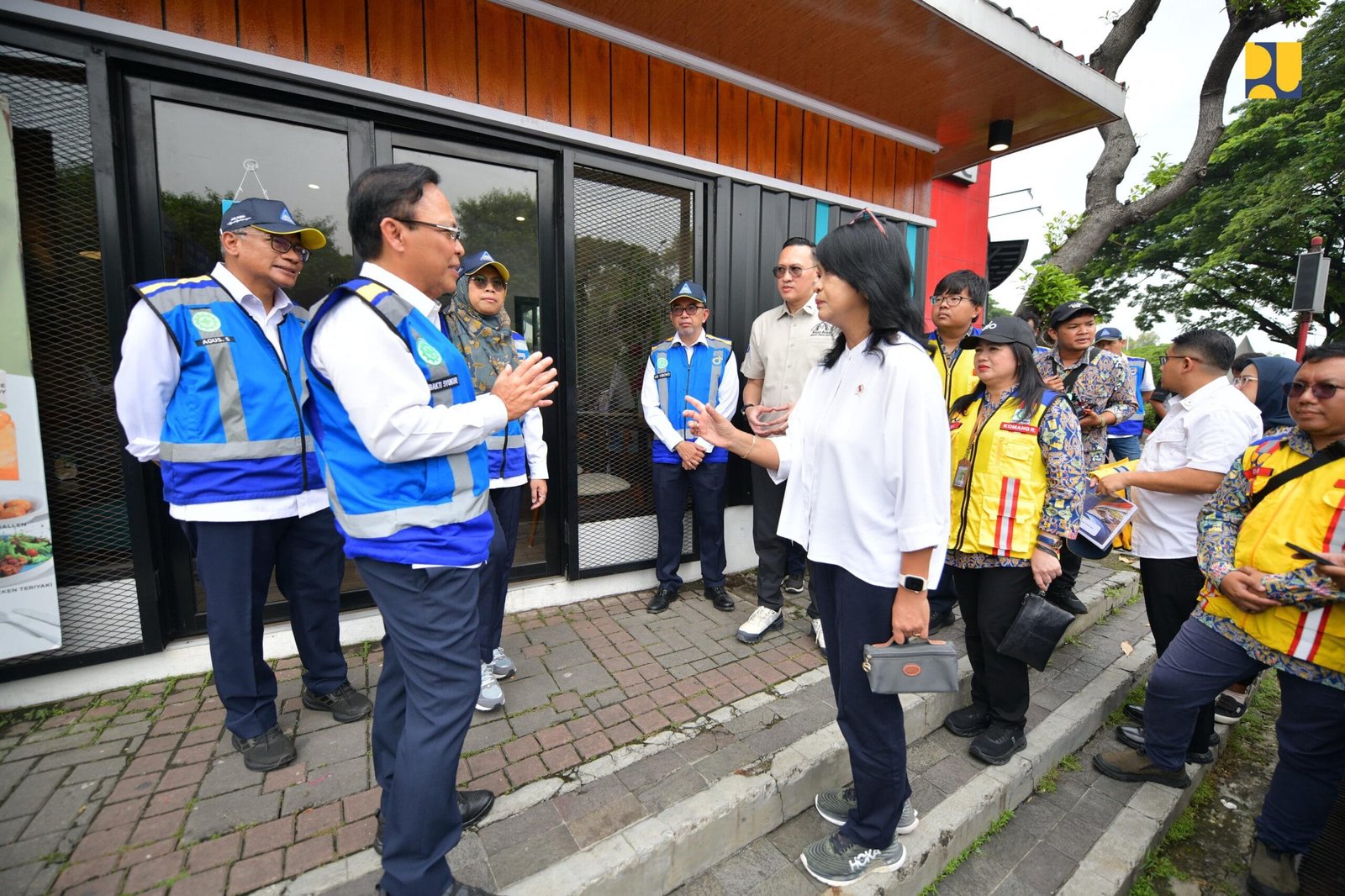 Wamen Diana saat berbincang dengan Direktur Utama PT Jasamarga ( persero ) Subakti Syukur saat dampingi Wamen meninjau rest area di tol Jakarta- Cikmpek ( foto: birkom PU )