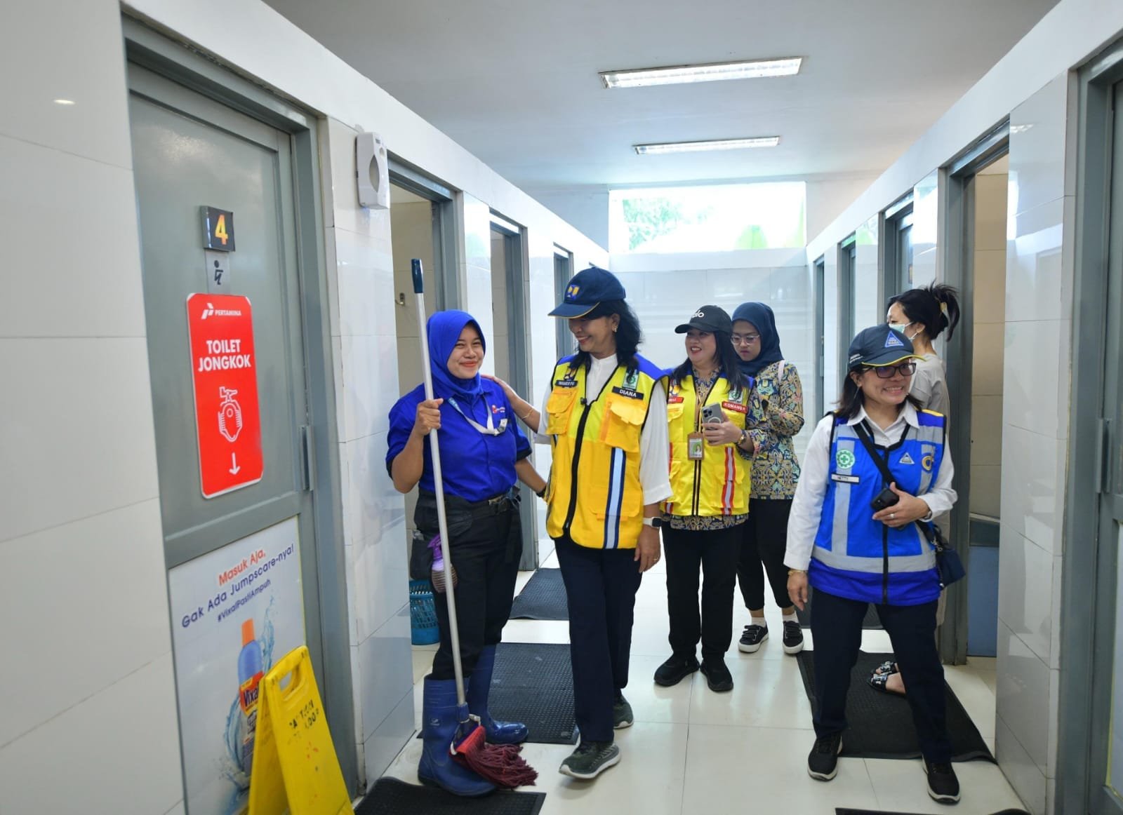 Wamen Diana saat  melihat toilet di rest area tol jakarta- Cikampek ( foto: birkom pu)