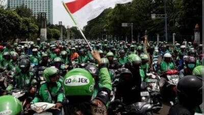 Para Ojol saat demo meminta Tunjangan Hari Raya ( THR )