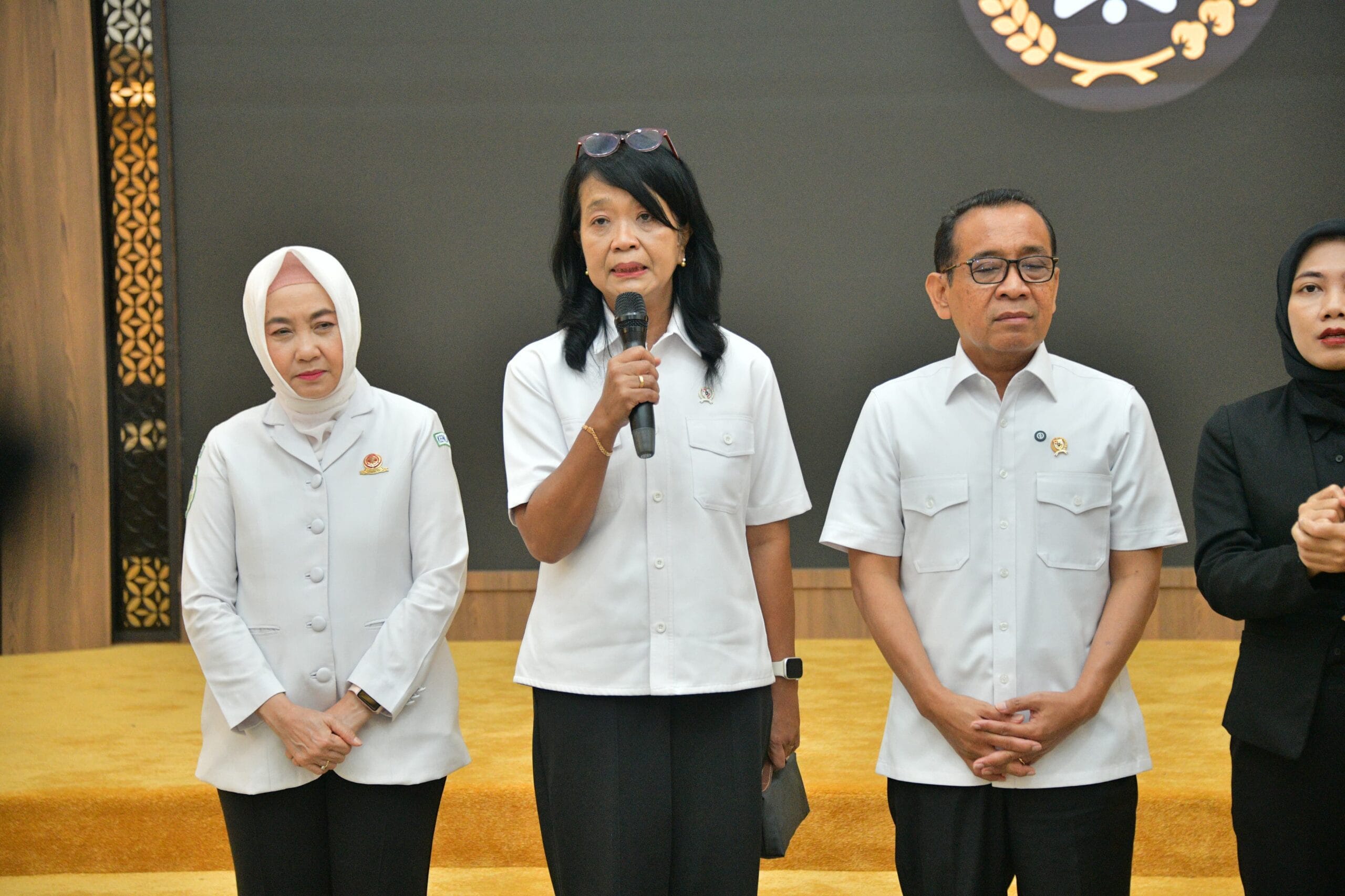Wamen Diana , Menko PMK, dan Kepala BMKG saat memberikan keterangan pada media usai rapat koordinasi ( foto: birkom PU)