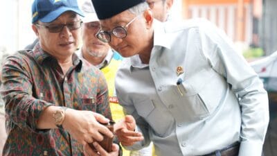 Menteri PU saat menerima penjelasan dari pihak BPJN Jateng saat menyusuri jalan pantura ( foto: birkom pu)