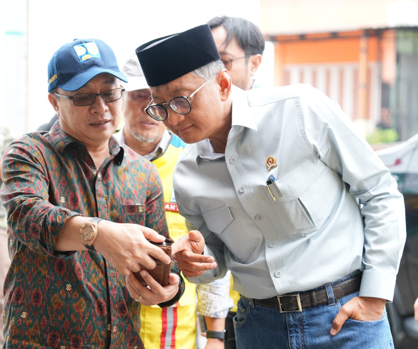 Menteri PU saat menerima penjelasan dari pihak BPJN Jateng saat menyusuri jalan pantura ( foto: birkom pu)