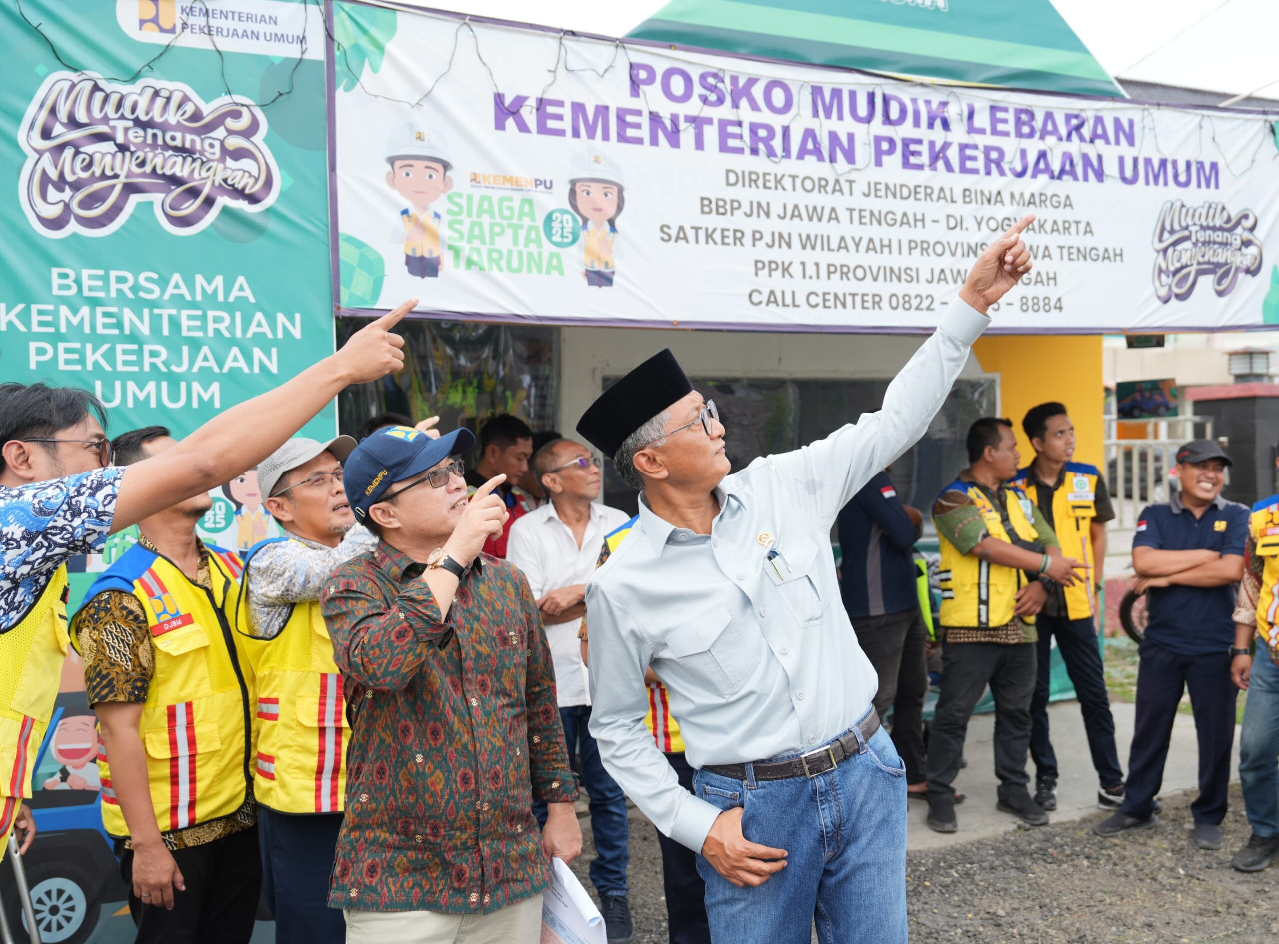 Menteri PU saat melihat Posko  Lebaran Kementerian PU diwilayah Pantura  ( foto: birkom pu)