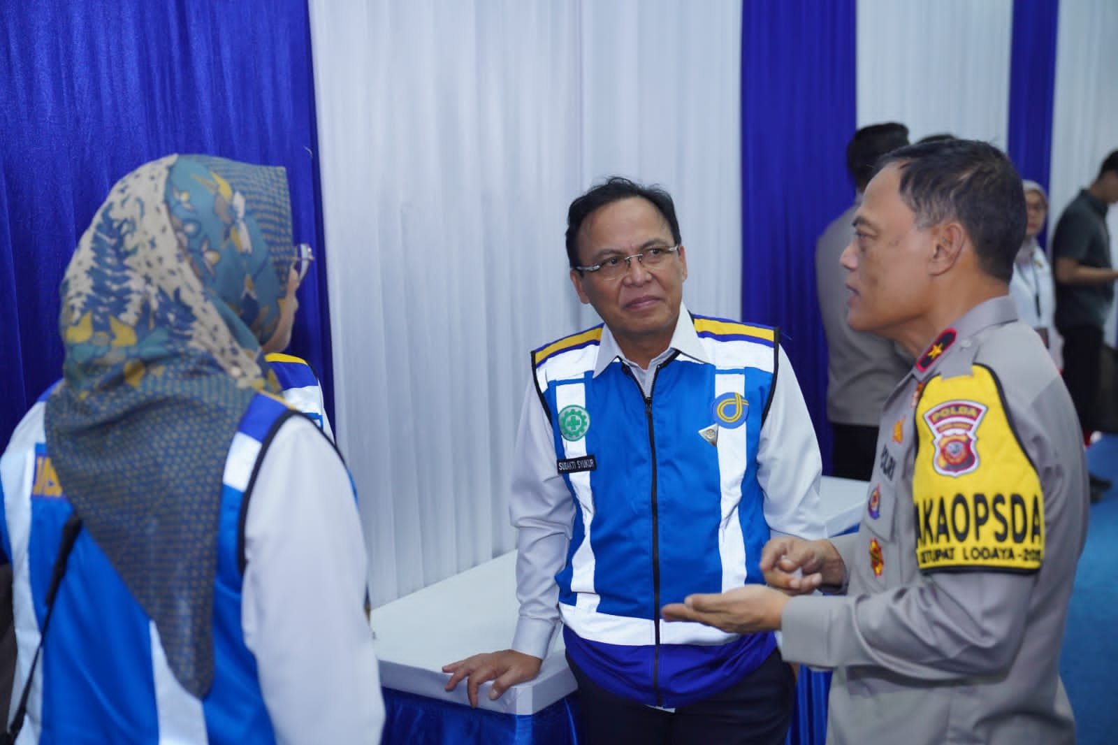 Direktur Utama Subakti Syukur ,( tengah) saat menerima kunjungan Menko Pratikno dan Para Menteri terkait di Rest Area km 57 A Tol Jakarta Cikampek