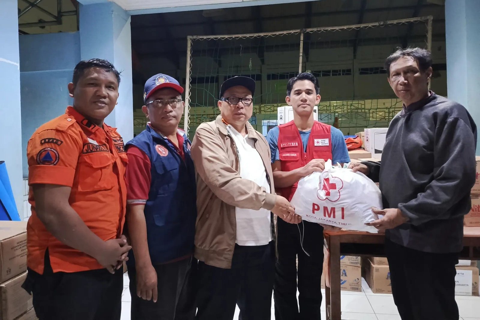 MI Jaktim Bantu Warga Kampung Melayu dengan Roti dan Air Mineral