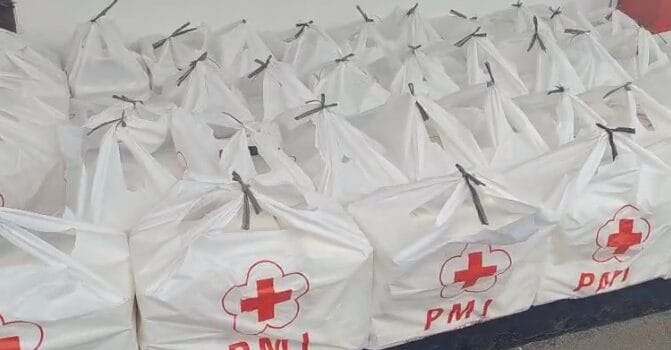 PMI Kota Jakarta Timur mendistribusikan 2.600 nasi box kepada warga yang terdampak banjir di shelter pengungsian, Selasa (04/03/2025).