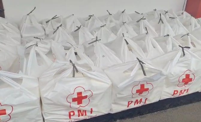 PMI Kota Jakarta Timur mendistribusikan 2.600 nasi box kepada warga yang terdampak banjir di shelter pengungsian, Selasa (04/03/2025).