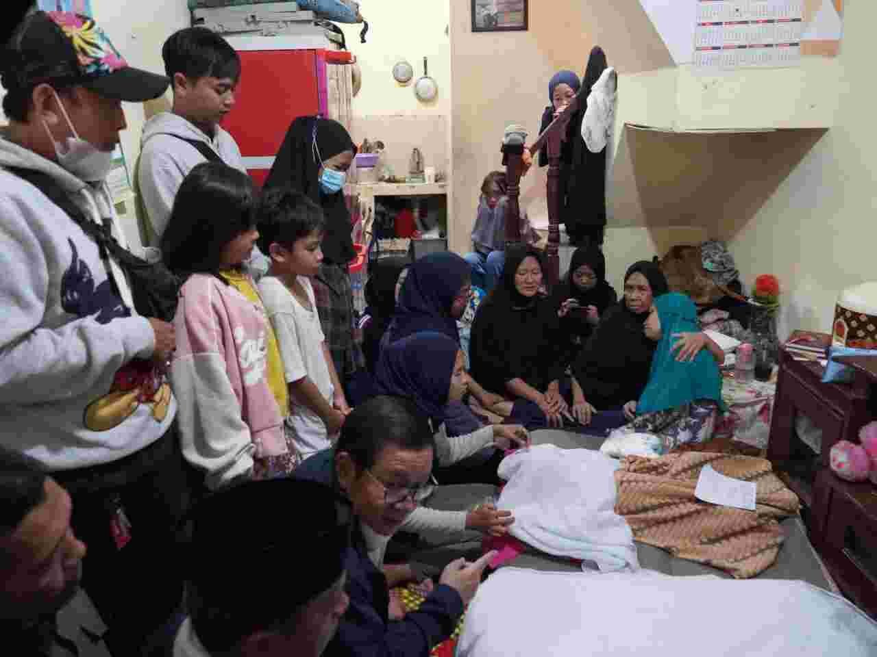 Gubernur DKI Jakarta, Pramono Anung, didampingi Walikota Jakarta Selatan, Munjirin, menyampaikan belasungkawa kepada keluarga korban banjir