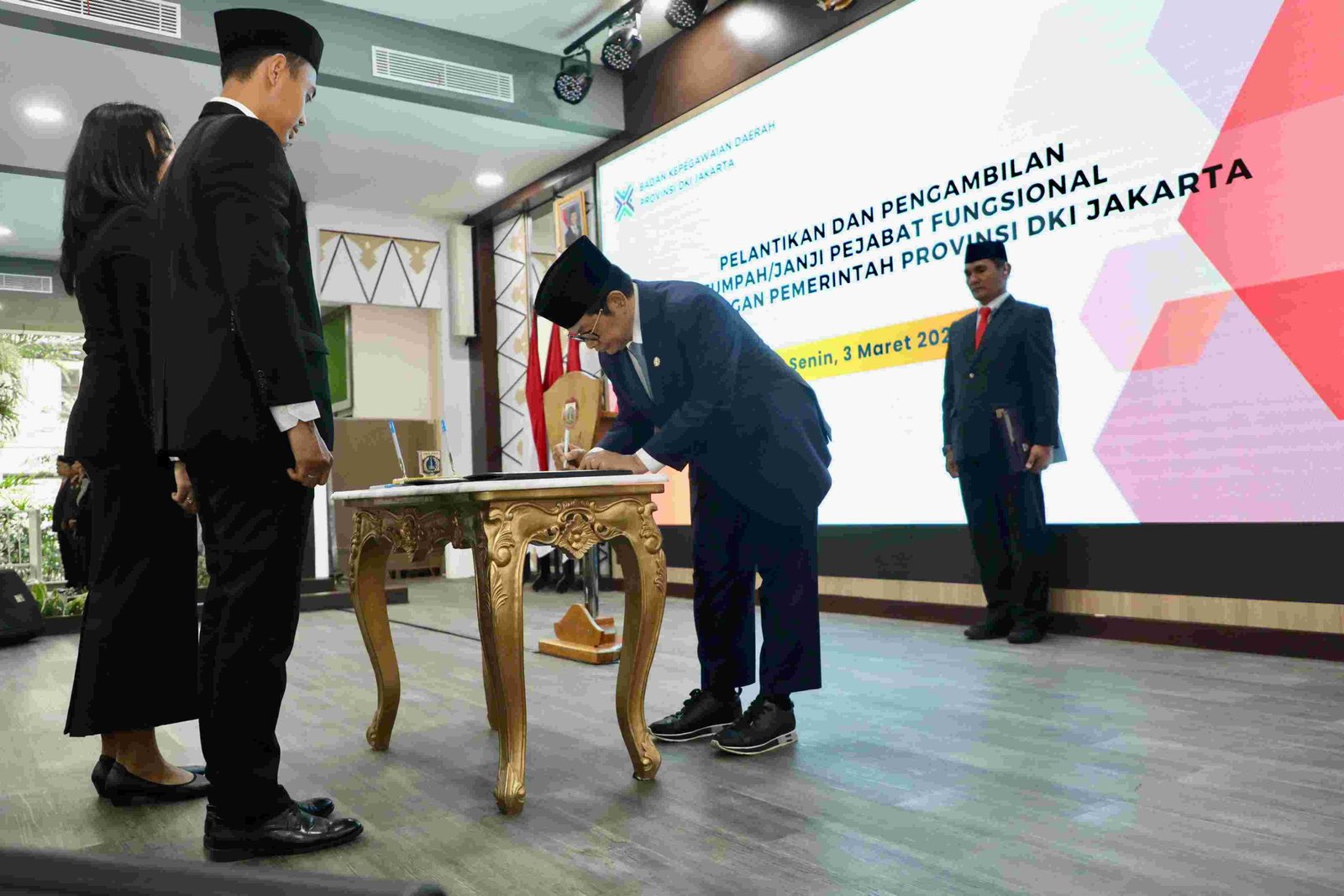 Gubernur DKI Jakarta, Pramono Anung Wibowo melantik 668 pejabat fungsional guru ahli pertama.