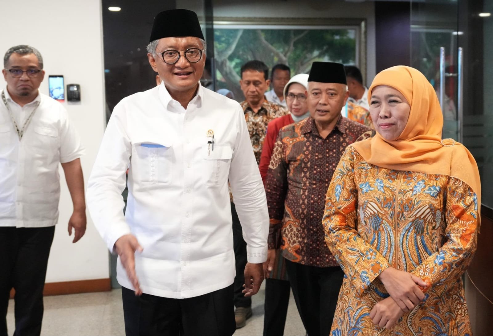 Menteri PU dan Gubernur Jatim,  berbicara tentang i frastruktur irigasi untuk wujudkan swasembada pangan di JawaTimur ( foto: birkom pu)