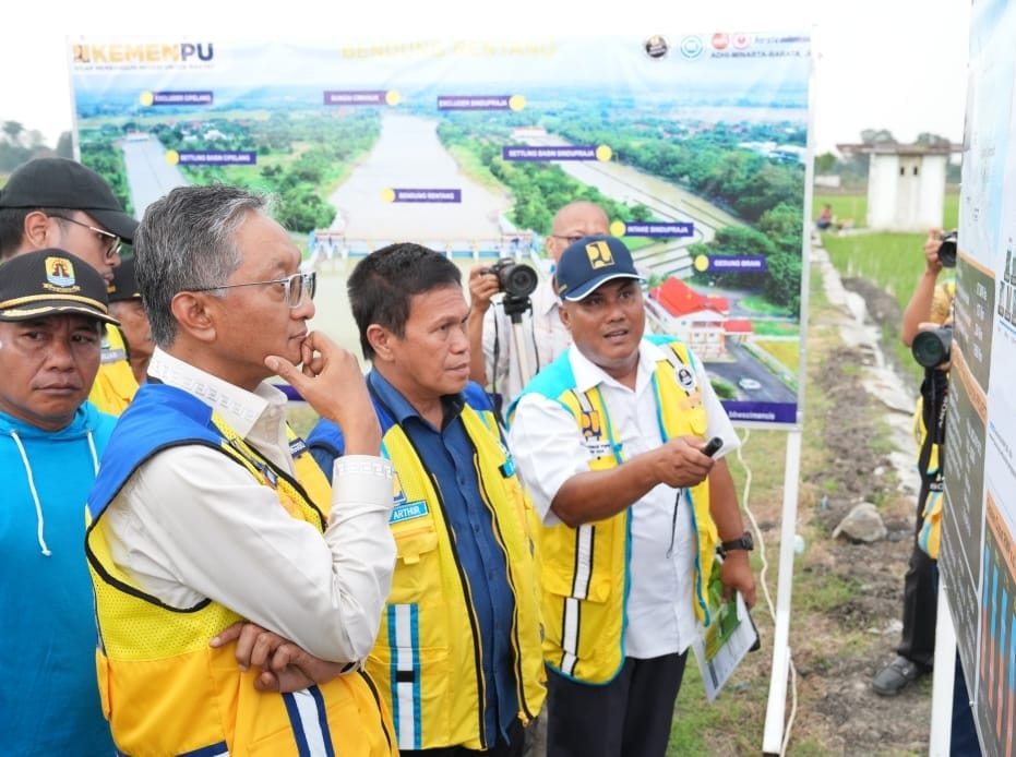 Menteri PU saat mendengarkan penjelasan dari Kepala BBWS Cimanuk Cisanggarung ( foto: birkom pu)