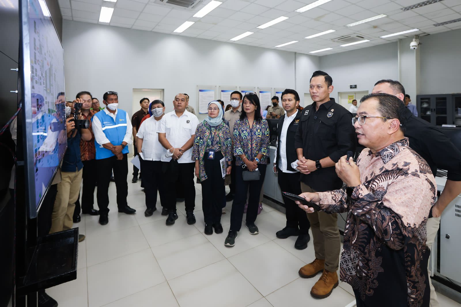 Menko Infrastruktur dan Wamen Diana saat mengunjungi ketempat Pemprosesan Akhir Sampah Benowo Surabaya ( foto: birkom pu)