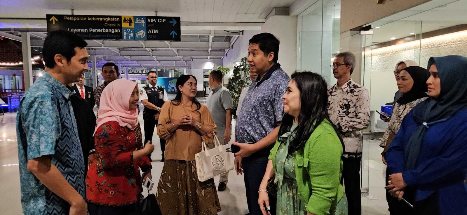 Menteri Maruarar beserta Istri saat berkunjung ke kantor Balai Pelaksana Penyediaan Perumahan dan Kawasan Permukiman Jawa Tengah ( foto: birkom pkp/ Ristyan)