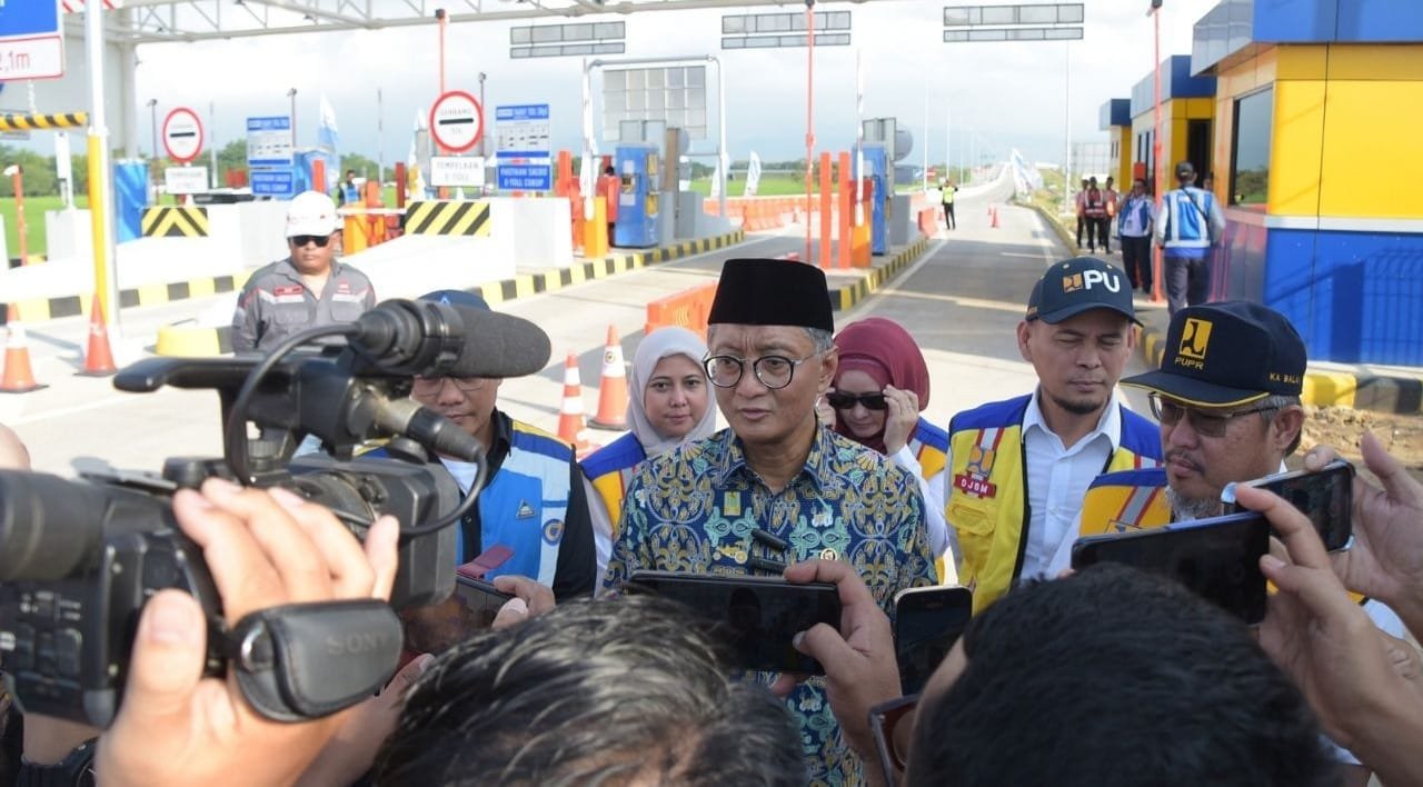 Menteri Dody saat menjawab media pada kunjungan arus balik di tol fungsional probolinggo ( foto: birkom pu)