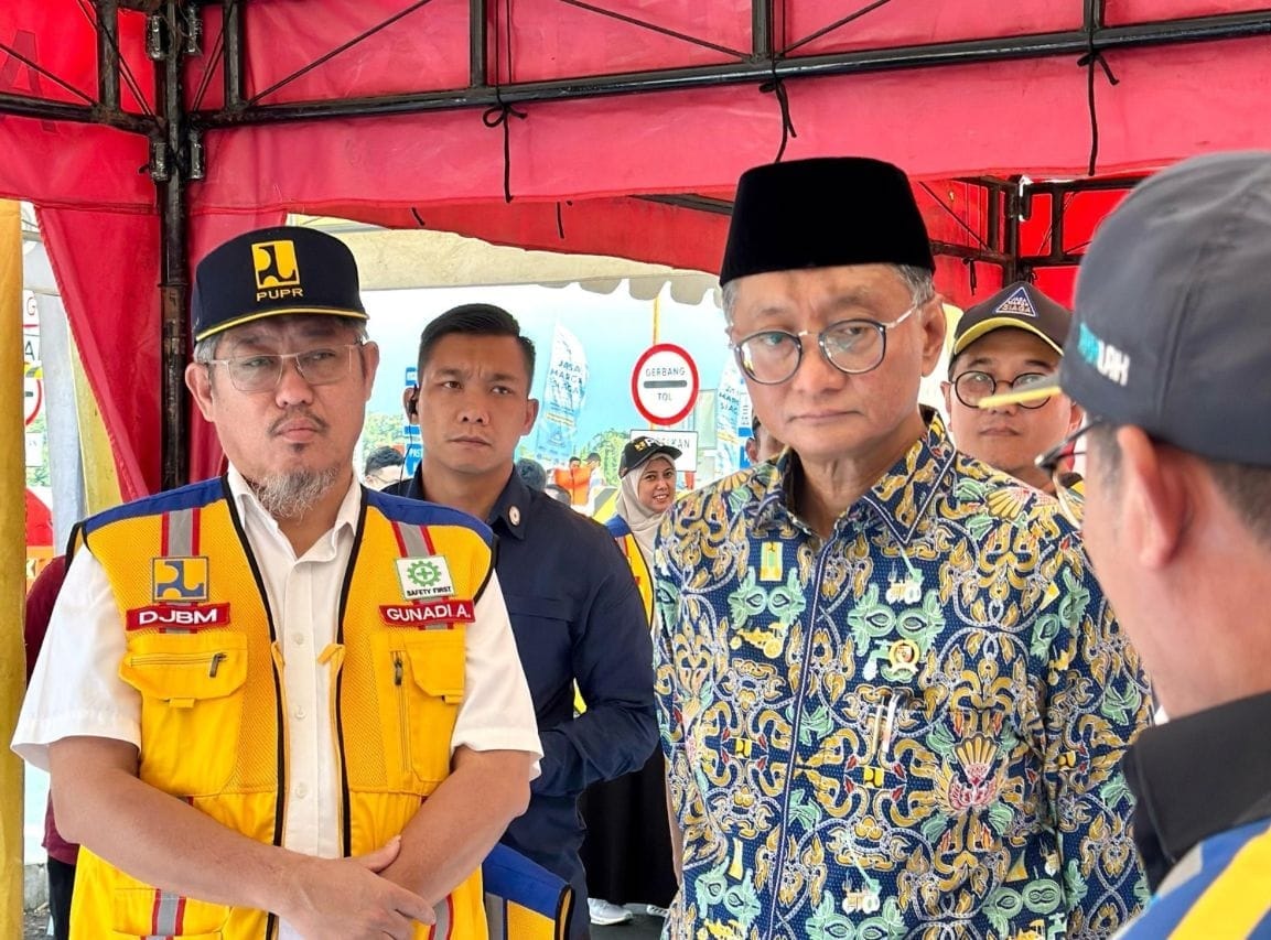 Menteri Dody saat menerima laporan dari para petugas tol fungsional Gending- Kraksaan - Paiton ( foto: birkom pu)