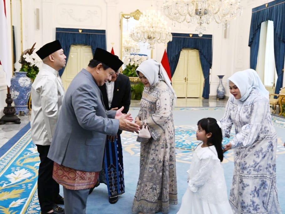 Presiden Prabowo saat menerima keluarga Menteri PU pada open house hari raya idul fitri didampingi putra nya Didit ( foto: birkom pu)