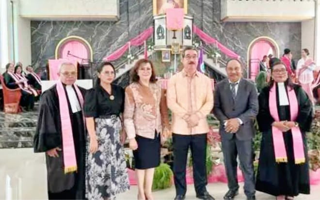 Gubernur Hendrik Lewerissa(tengah) foto bersama usai peresmian Gereja Luma Kwate Nuruwe SBB