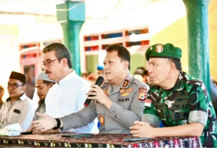 Gubernur Maluku, Hendrik Lewerissa, Kapolda Maluku Irjen Pol. Drs. Eddy Sumitro Tambunan, serta Pangdam XV/Pattimura, Mayjen TNI Putranto Gatot Sri Handoyo Lakukan Pertemuan Dengaan Tokoh Adama dan Tokoh Masyarakat di Seram Utara (foto : Istimewa)