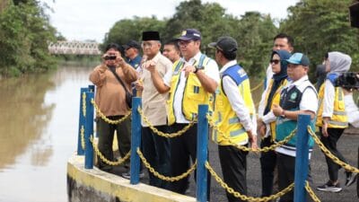 Menteri Dody saat meninjau Bendung Argo Guruh Tegineneng Lampung ( foto: birkom pu)