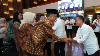 Menteri PU saat bersalaman pada acara Halal.bihalal lebaran dengan pegawai PU.( foto: birkom pu)