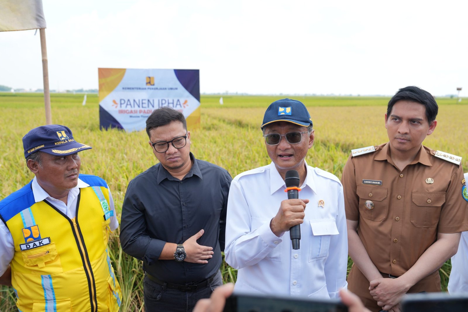 Menteri PU saat memberikan keterangan pada media terkait panen Demplot ( foto; birkom PU)