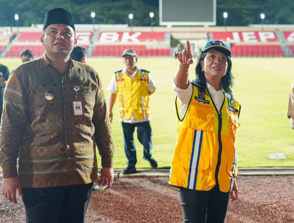 Wamen Diana saat meninjau Sradion Gelora Bumi Kartini Jepara ( foto: birkom pu)