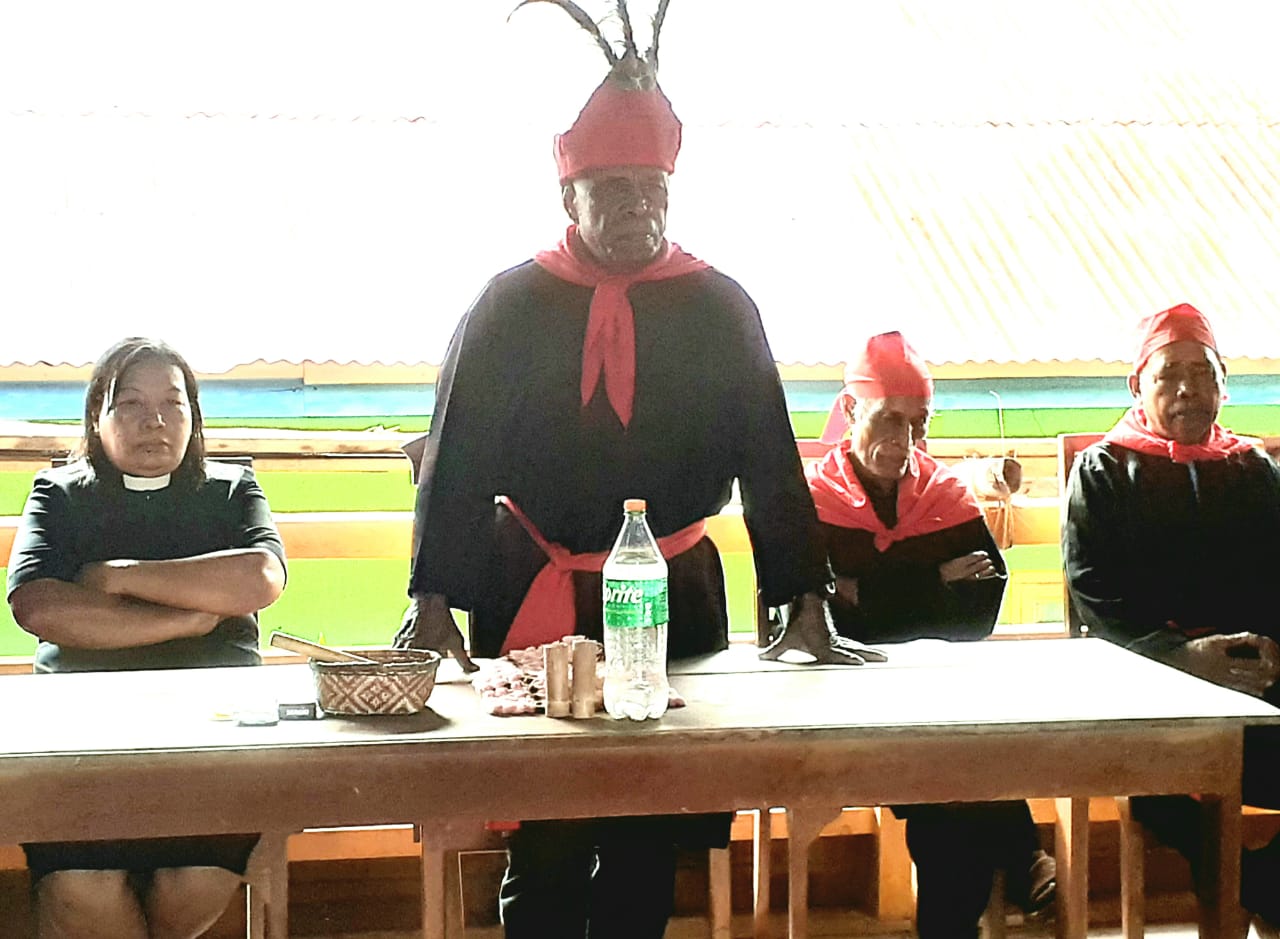 Raja Negeri Lohiatala Yunus Tibalimeten mencanangkan acara pergantian Atap Baileo-Rumah Adat (foto SPN/ yopi yacob)