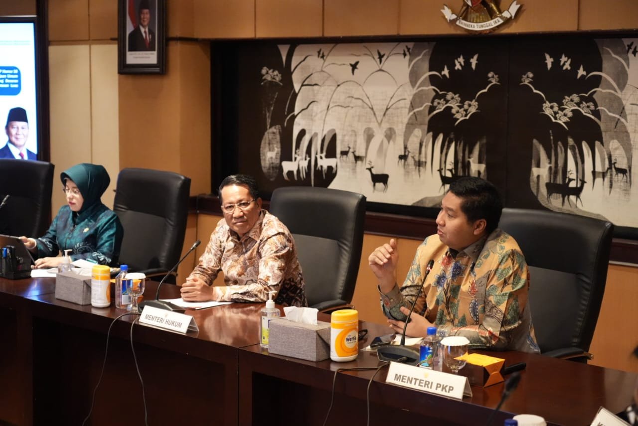 Menteri Ara saat rapat bersama menentukan harga rumah bagi mbr ( foto: birkom pkp/ ristyan)