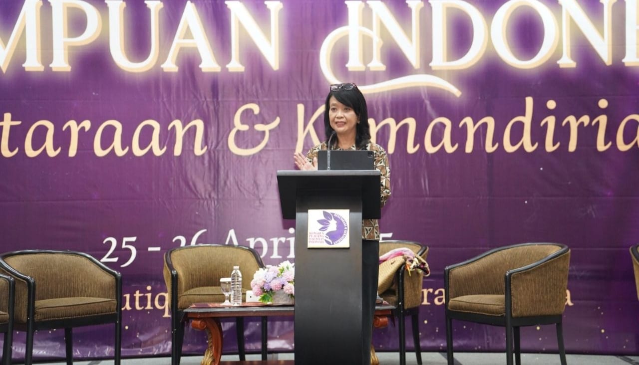 Wamen PU Diana saat berbicara pada Kongres Pejuang Perempuan Indonesia (foto: birkom PU)