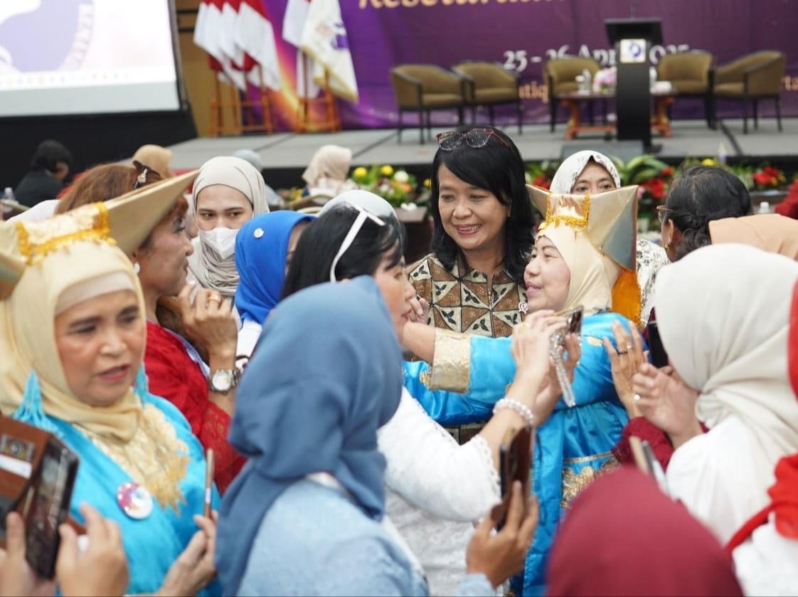Wamen PU ditengah tengah pejuang Perempuan Indonesia ( foto: birkom pu)