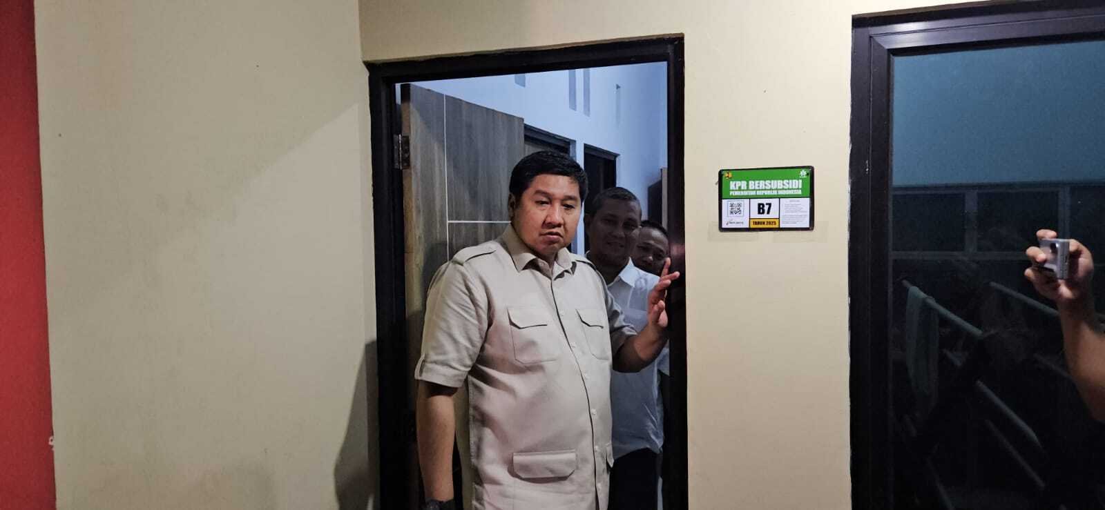 Menteri PKP saat meninjau perumahan Tujabg Becak di Batang Jawa Tengah ( foto: birkom pkp/ Ristyan )