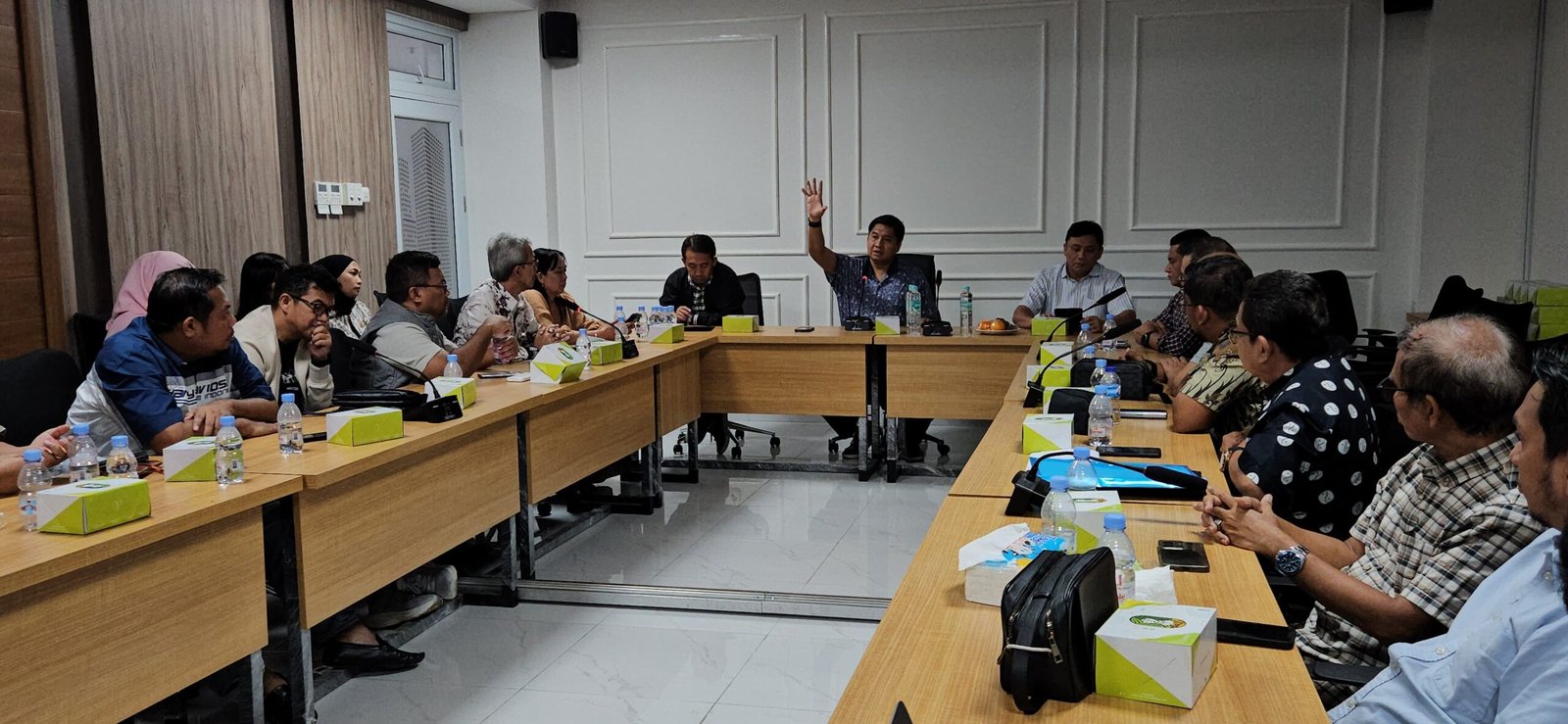 Menteri PKP saat memimpin Rapat dengan Asosiasi Pengembang Perumahan di Semarang Jawa Tengah ( foto: birkom pkp/ Ristyan )