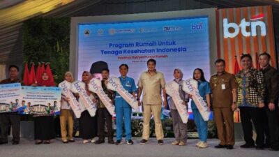 Menteri PJP dan Menkes saat serah terima kunci perumahan bagi tenaga kesehatan di kendal Jateng ( foto: birkom pkp/ Ristyan )