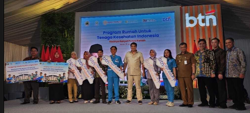 Menteri PJP dan Menkes saat serah terima kunci perumahan bagi tenaga kesehatan di kendal Jateng ( foto: birkom pkp/ Ristyan )