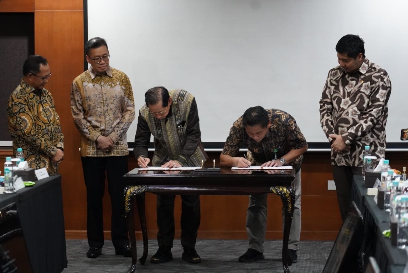 Menteri PKP saat menyaksikan Penandatangan MoU antara BP Tapera dengan BCA ( foto: birkom PKP/Ristyan )
