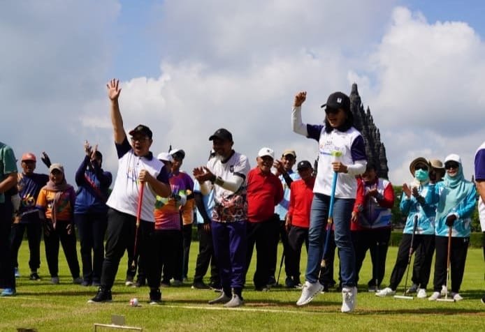 Wamen Diana saat ikut memukul bola pada pembukaan Turnamen Gatebal Walikota Jogya 2025 ( foto: birkom pu)