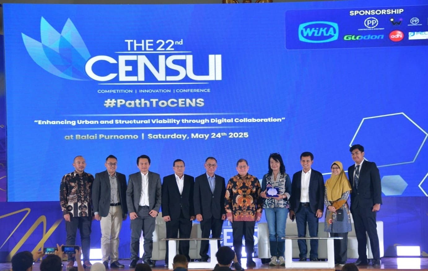Wamen Diana saat berfoto bersama dalam acara The 22nd Civil Engineering National Summit Universitas Indonesia (CENS-UI) di Depok, ( foto: birkom pu)