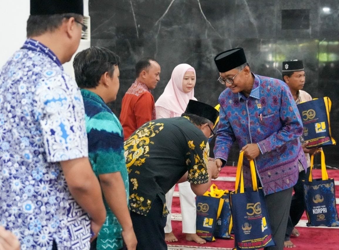 Menteri PU saat menyalami para Calon Haji ( birkom pu )